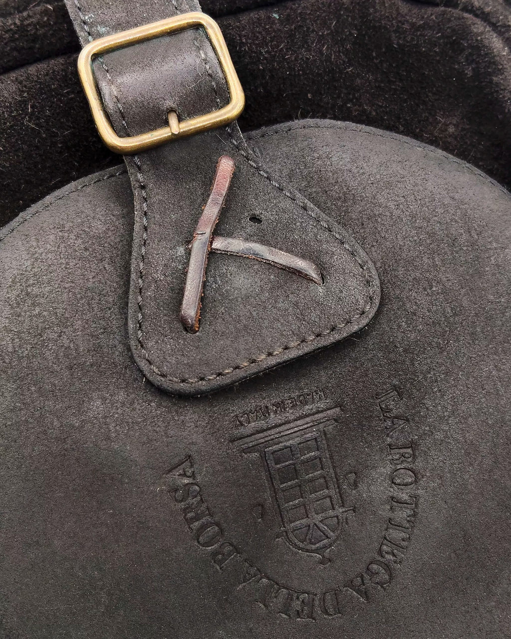 Zaino monospalla in camoscio Artigianale La Bottega della Borsa